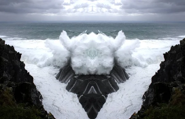 Fantastic Sea Foam Animals Geometric Composition Wave Crashing Artistic Composition — стоковое фото