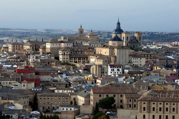 Alacakaranlıktaki Toledo manzarası, Castilla La Mancha, İspanya, ışıksız, sadece Tagus Nehri 'nin yanındaki çevre ışıkları.,  