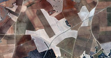 değişken geometri, Picasso 'ya övgü, havadan İspanya sahalarının soyut fotoğrafları, hava görüşü, insan çalışma kamplarının temsili, soyut dışavurumculuk, soyut doğalcılık,