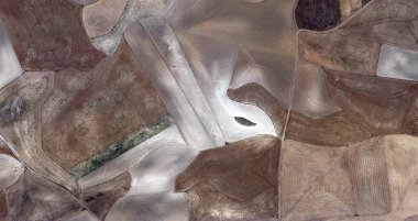 Hawk 'ın kaçışı, Picasso' ya övgü, İspanya topraklarının havadan soyut fotoğrafları, hava görüşü, insan çalışma kamplarının temsili, soyut dışavurumculuk, soyut doğalcılık,