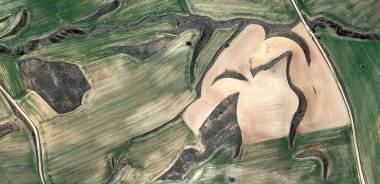 kuru ve ıslak, kinayeli, Picasso 'nun soyut fotoğrafçılığına ithafen havadan, havadan, havadan, insan işçi kamplarının temsili, soyut, kübizm, soyut natüralizm,
