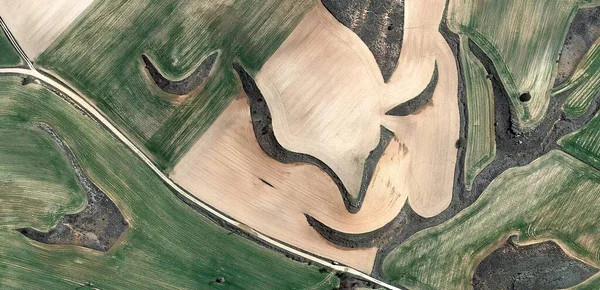 Kestirme, kinayeli konuşma, Picasso 'nun soyut fotoğraflarına havadan bakıldığında gökyüzü, hava manzarası, çalışma kamplarının temsili, soyut, kübizm, soyut doğalcılık.,