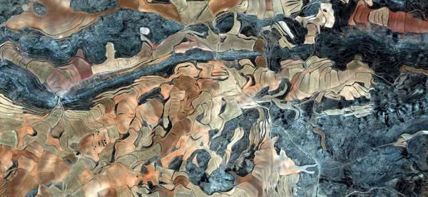 向毕加索致敬 从空中对西班牙田野进行抽象摄影 空中观看 表现人类劳改营 立体派 抽象自然主义 — 图库照片