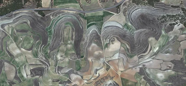 向毕加索致敬 从空中抽象地拍摄西班牙田野 空中观看 表现人类劳动营 抽象地 立体派 抽象地自然主义 — 图库照片