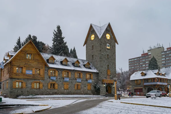 Bariloche 'li San Carlos şehir merkezinde sokak lambaları açık bir kar fırtınasından sonra