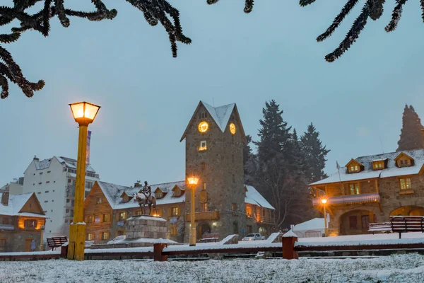 Bariloche 'li San Carlos şehir merkezinde sokak lambaları açık bir kar fırtınasından sonra