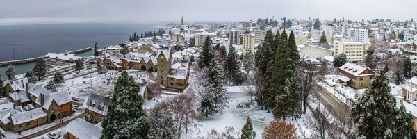 Bariloche şehrinin panoramisi. Yükseklerden kış karı görünüyor.