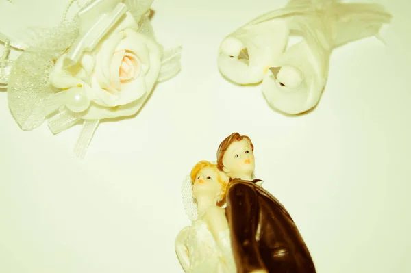 Zwei Weiße Tauben Rose Schöne Hochzeitskleid Dekor — Stockfoto