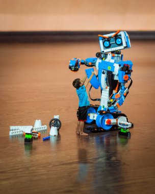 Çocuk bir robot yapıyor.