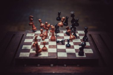 Satranç tahtasına düşen satranç taşları