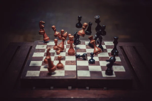 Satranç tahtasına düşen satranç taşları