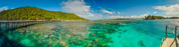 Čistá voda nedaleko ostrova — Stock fotografie