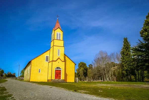 黄色的木制教堂里 — 图库照片
