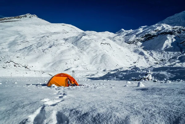Verschneites Land mit Zelt — Stockfoto