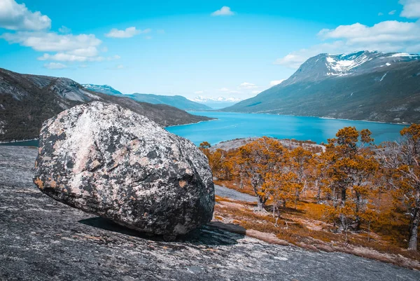 Piedra grande sobre roca — Foto de Stock