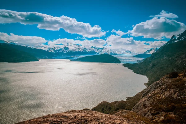 Sea surrounding mountains — Stock Photo, Image