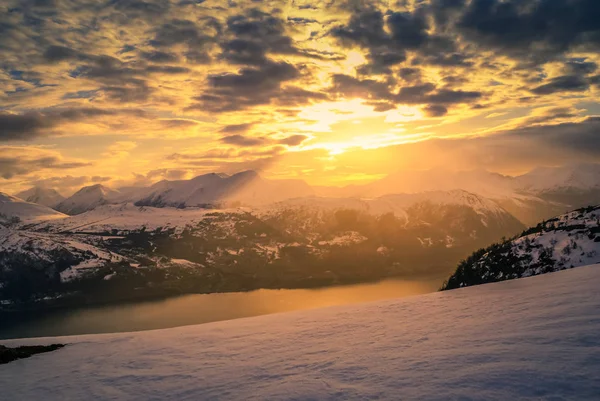 Sunset above mountains — Stock Photo, Image