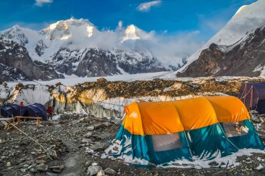Güney Inylcheck Glaciar