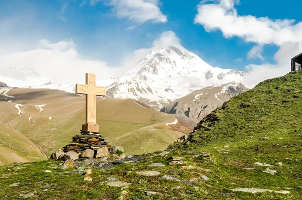 Хрест в горах — стокове фото