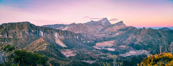 Lago entre montanhas — Fotografia de Stock