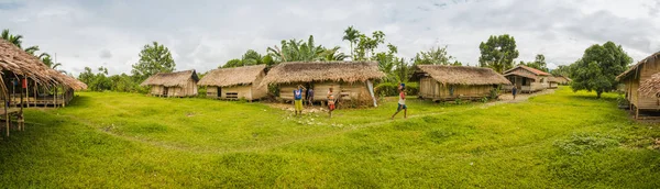 Maisons de village et enfants — Photo