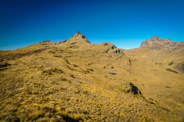 Montañas solitarias en Papúa — Foto de Stock