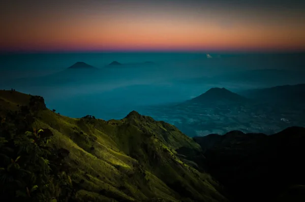 成层火山和在晨雾中的山 — 图库照片