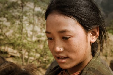 Nepal konuşan kız
