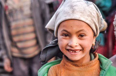 Kahverengi gözlü kızla headcloth Nepal