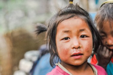 Nepal'de piercing ile küçük kız