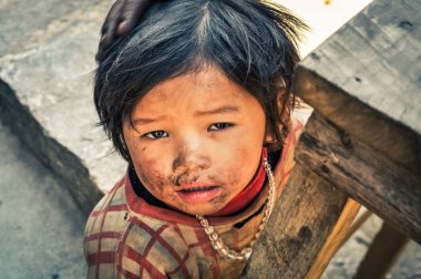 Nepal kolye ile küçük kız