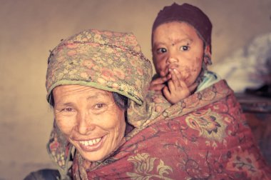 Arkaya Nepal çocuk ile gülümseyen kadın