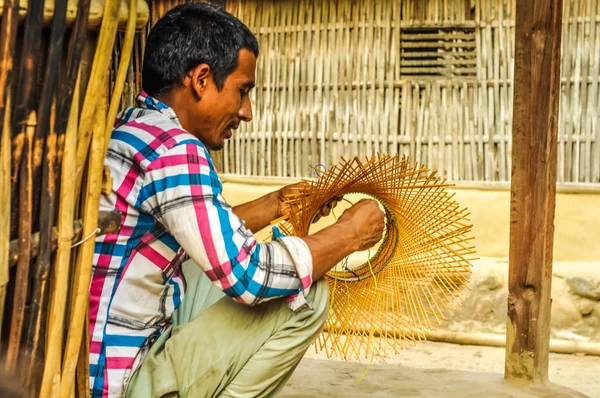 Nepal kontrol tişörtlü adam