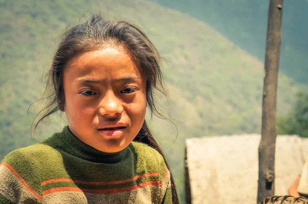 Ragazza in maglione in Nepal — Foto Stock