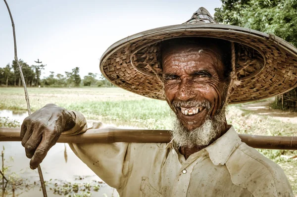 Bangladeş'te hasır şapkalı adam