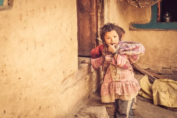 Menina à porta no Nepal — Fotografia de Stock