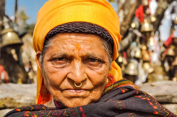 Mujer con paño amarillo en Nepal — Foto de Stock