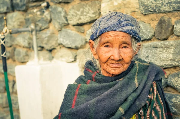 Yaşlı kadın Nepal mavi kapaklı