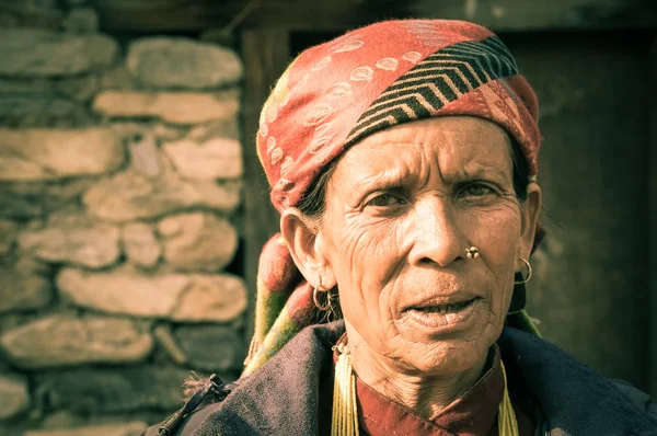 Женщина с разноцветными головными уборами в Непале — стоковое фото