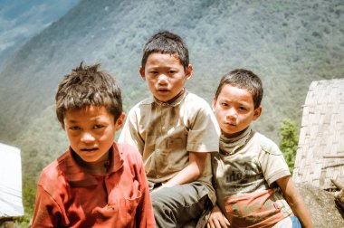 Üç genç çocuklar Nepal