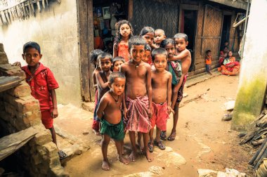 Bangladeş'te meraklı çocuk