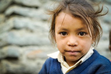 Nepal mavi kazaklı kız