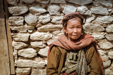 Nepal kadın ve taş ev