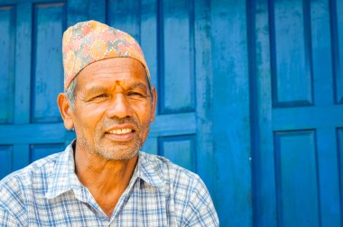 Gülümseyen adam ve Nepal mavi kapı