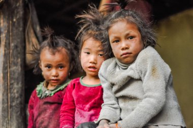 Nepal üç üzgün kız