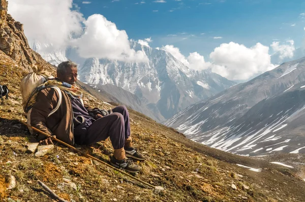 Resting man in Nepal — Stock Photo, Image