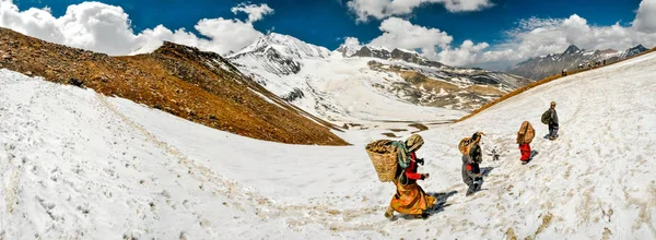 Ludzie chodzą w śniegu w Nepalu — Zdjęcie stockowe