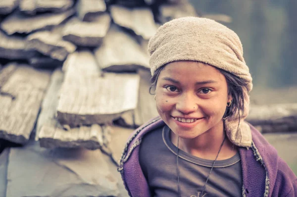 Ragazza sorridente a Dolpo in Nepal — Foto Stock