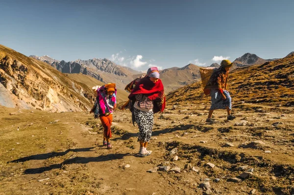 Vrouwen met manden in Nepal — Stockfoto