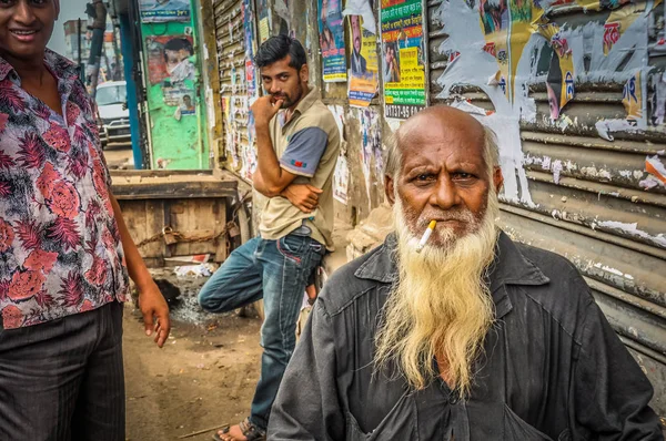 Kopasz férfi cigarettával, Banglades — Stock Fotó
